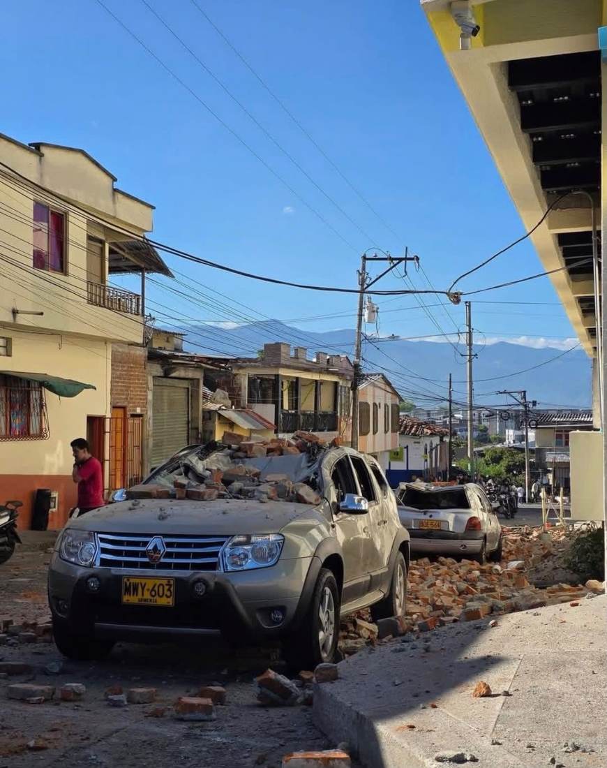 Vehículo cubierto por escombros caídos de una fachada en Montenegro