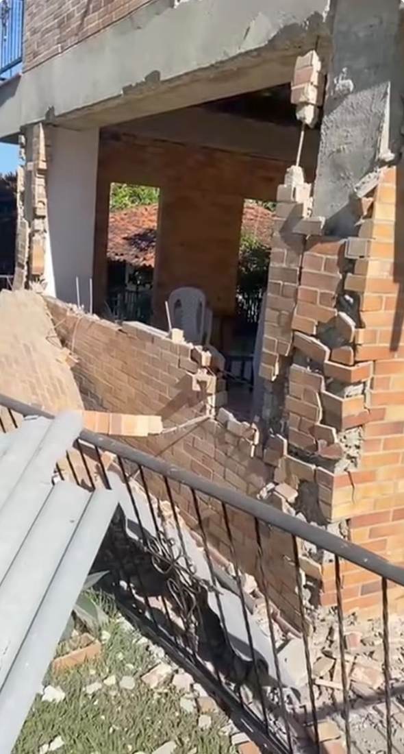 Otra vista del muro de ladrillo derribado en la misma terraza de Montenegro