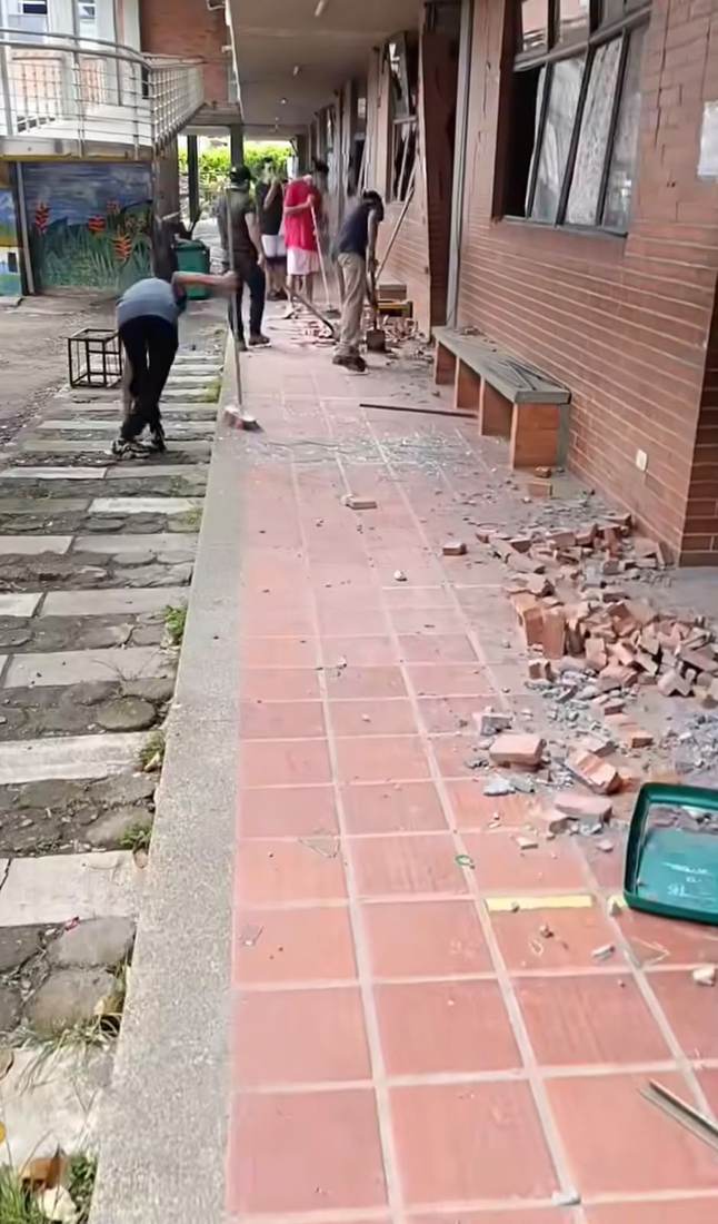 Corredor exterior en Montenegro con escombros de ladrillo siendo retirados