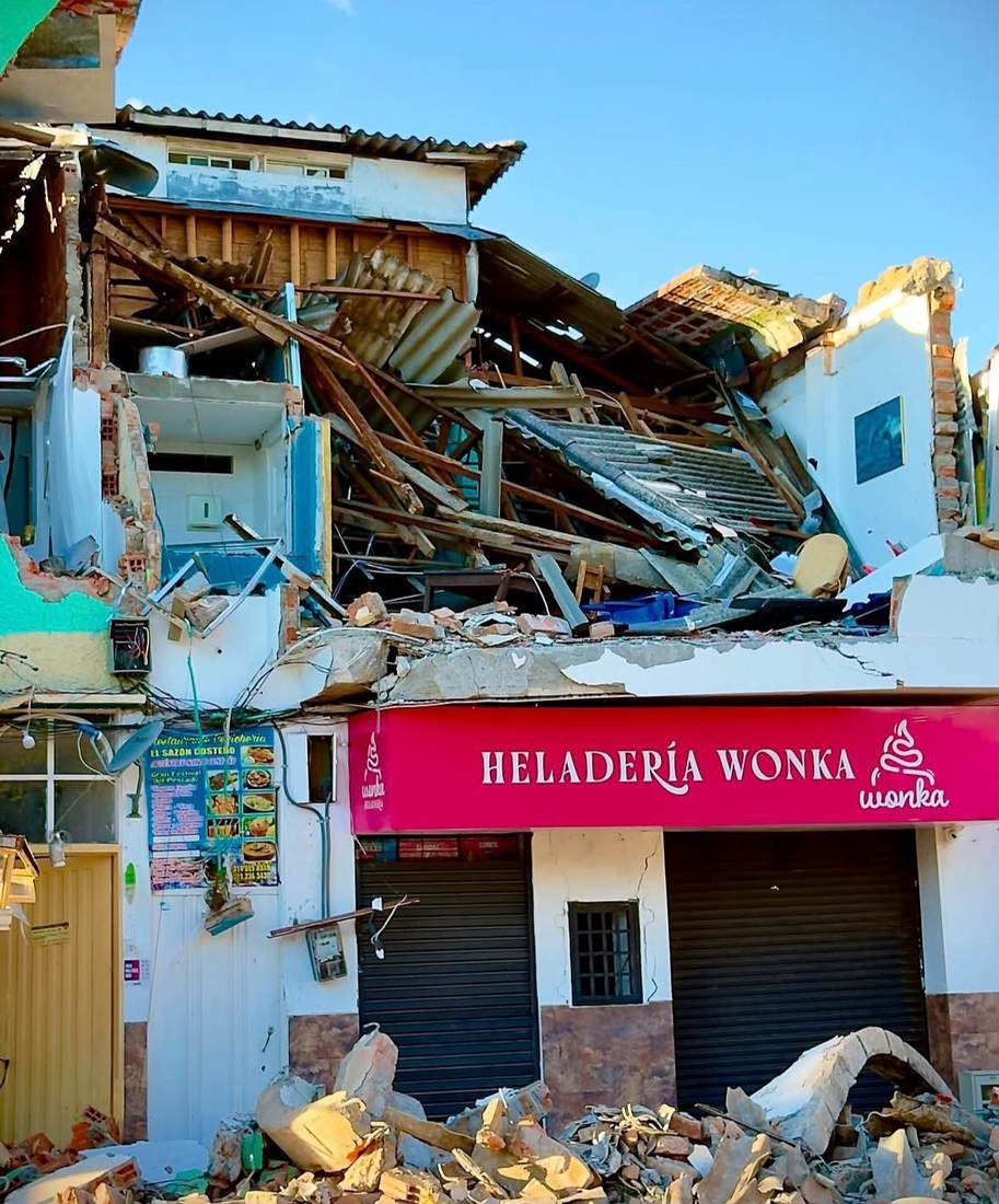 Edificio de dos plantas colapsado sobre locales comerciales en Quimbaya