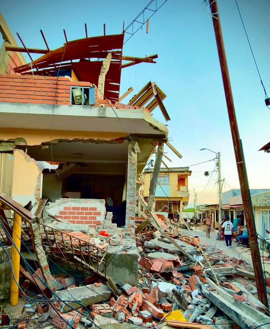 Escombros de una vivienda derrumbada ocupando la calle en Quimbaya