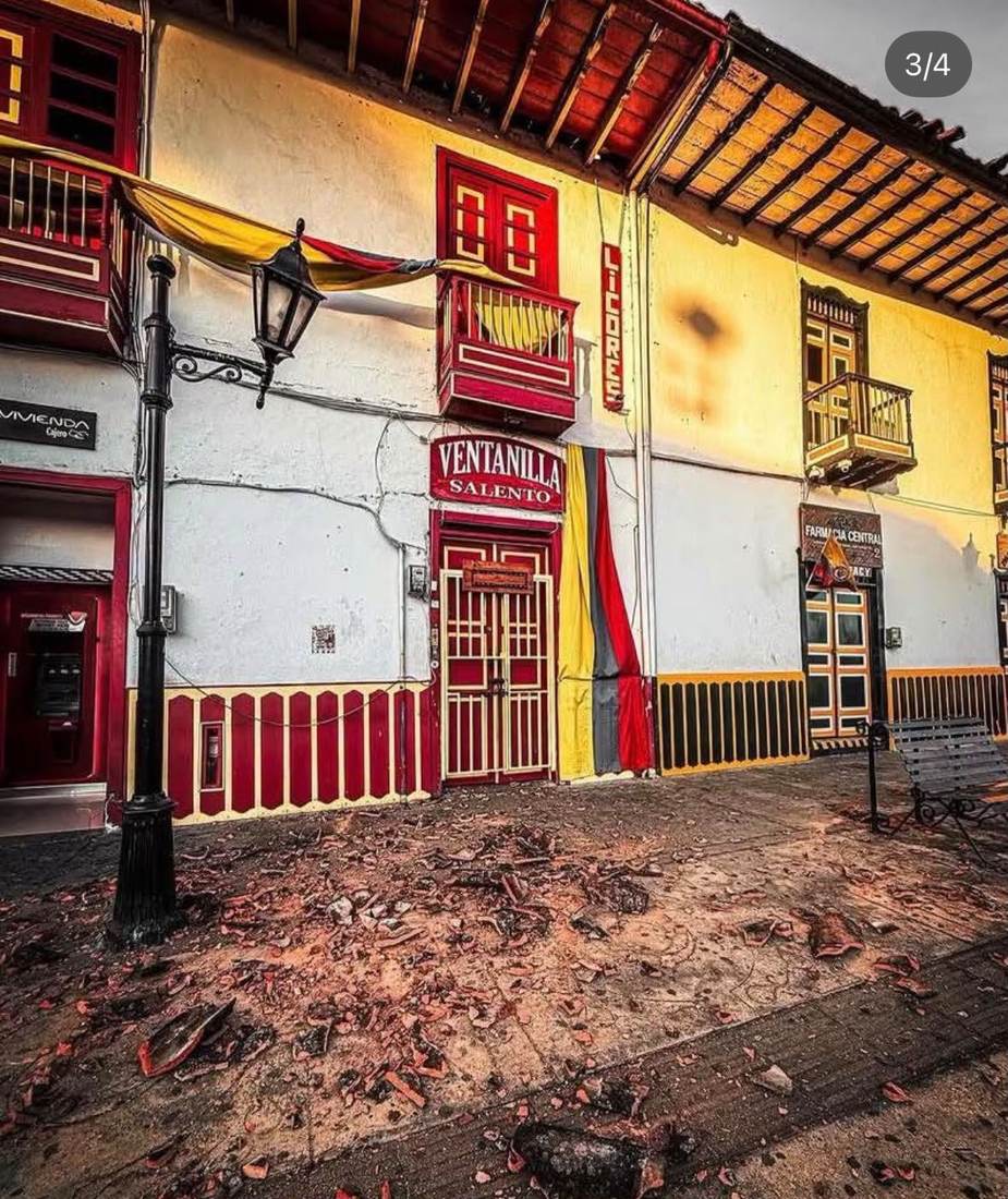 Fachada con balcón de madera en Salento, acordonada tras el sismo